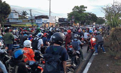 Sejumlah pengendara terjebak macet di Jalan Perintis Kemerdekaan, Makassar, Kamis (8/9/2022).