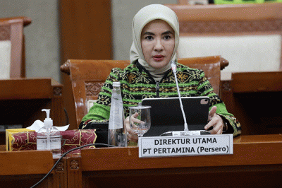 Direktur Utama PT Pertamina (Persero) Nicke Widyawati (tengah) menyampaikan paparan dalam rapat kerja bersama Komisi VI DPR di kompleks Parlemen.