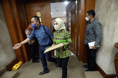 Direktur Utama PT Pertamina (Persero) Nicke Widyawati (tengah) menyampaikan paparan dalam rapat kerja bersama Komisi VI DPR di kompleks Parlemen.