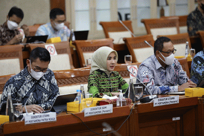Direktur Utama PT Pertamina (Persero) Nicke Widyawati (tengah) menyampaikan paparan dalam rapat kerja bersama Komisi VI DPR di kompleks Parlemen.