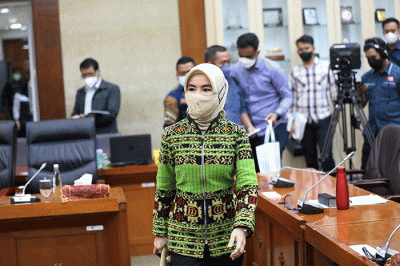 Direktur Utama PT Pertamina (Persero) Nicke Widyawati (tengah) menyampaikan paparan dalam rapat kerja bersama Komisi VI DPR di kompleks Parlemen.