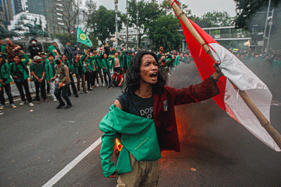 Mahasiswa melompati api dari bakaran ban bekas saat aksi demo tolak kenaikan harga BBM di kawasan Patung Kuda, Jakarta, Jumat (9/9/2022).