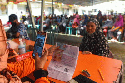 Warga Kota Palembang mulai mencairkan Bantuan Langsung Tunai Bahan Bakar Minyak (BLT BBM) dan Bantuan Pangan Non Tunai (BPNT) tahun 2022.
