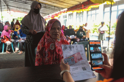 Warga Kota Palembang mulai mencairkan Bantuan Langsung Tunai Bahan Bakar Minyak (BLT BBM) dan Bantuan Pangan Non Tunai (BPNT) tahun 2022.