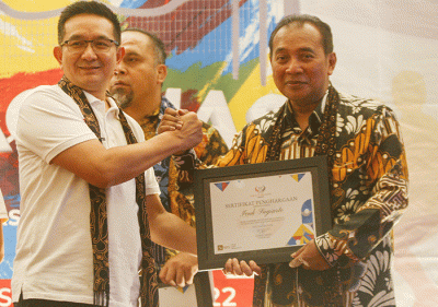 General Manager Merlynn Park Hotel Adolf Gustaf (kiri) saat menyerahkan penghargaan untuk atlet senior bulu tangkis Icuk Sugiarto.