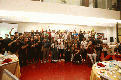 General Manager Merlynn Park Hotel Adolf Gustaf (kiri) saat menyerahkan penghargaan untuk atlet senior bulu tangkis Icuk Sugiarto.