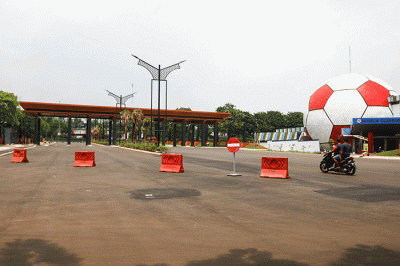 Pekerja menyelesaikan revitalisasi Plaza Keong Mas Taman Mini Indonesia Indah di Jakarta Timur, Minggu (11/9/2022).