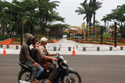 Pekerja menyelesaikan revitalisasi Plaza Keong Mas Taman Mini Indonesia Indah di Jakarta Timur, Minggu (11/9/2022).