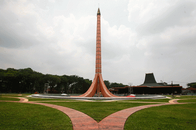 Pekerja menyelesaikan revitalisasi Plaza Keong Mas Taman Mini Indonesia Indah di Jakarta Timur, Minggu (11/9/2022).