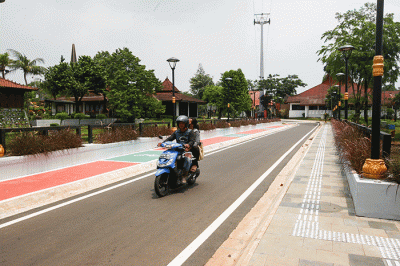 Pekerja menyelesaikan revitalisasi Plaza Keong Mas Taman Mini Indonesia Indah di Jakarta Timur, Minggu (11/9/2022).
