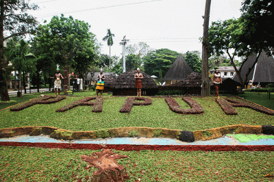 Pekerja menyelesaikan revitalisasi Plaza Keong Mas Taman Mini Indonesia Indah di Jakarta Timur, Minggu (11/9/2022).