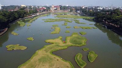 Foto udara Theatrer Keong Mas TMII terlihat rapih saat dalam masa revitalisasi di Taman Mini Indonesia Indah, Jakarta Timur, Minggu (11/9/2022).