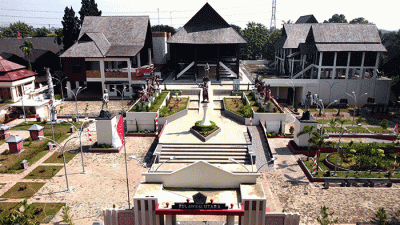 Foto udara Theatrer Keong Mas TMII terlihat rapih saat dalam masa revitalisasi di Taman Mini Indonesia Indah, Jakarta Timur, Minggu (11/9/2022).