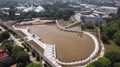 Foto udara Theatrer Keong Mas TMII terlihat rapih saat dalam masa revitalisasi di Taman Mini Indonesia Indah, Jakarta Timur, Minggu (11/9/2022).