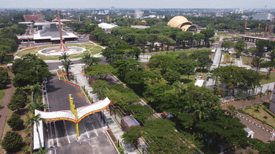 Foto udara Theatrer Keong Mas TMII terlihat rapih saat dalam masa revitalisasi di Taman Mini Indonesia Indah, Jakarta Timur, Minggu (11/9/2022).