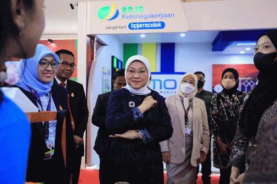 Menteri Ketenagakerjaan Ida Fauziyah saat meninjau lokasi Exhibition G20 Labour and Employment Ministers Meeting (LEMM) di Badung, Bali, Senin (12/9/2022).