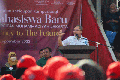 Mendag Zulkifli Hasan memberikan paparan didepan 4.000 Mahasiswa dalam Pengenalan Kehidupan Kampus Bagi Mahasiswa Baru Universitas Muhammadiyah Jakarta 2022.