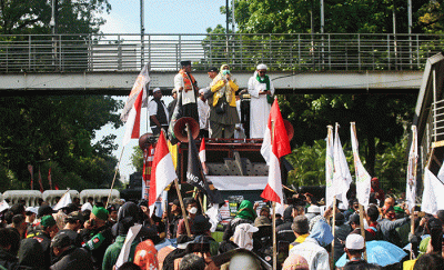 Massa aksi saat menyampaikan orasi seruan menolak kenaikan harga Bahan Bakar Minyak (BBM) di kawasan Patung Kuda, Monas, Jakarta, Senin (12/9/2022).