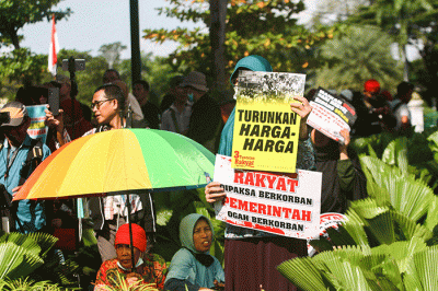 Massa aksi saat menyampaikan orasi seruan menolak kenaikan harga Bahan Bakar Minyak (BBM) di kawasan Patung Kuda, Monas, Jakarta, Senin (12/9/2022).