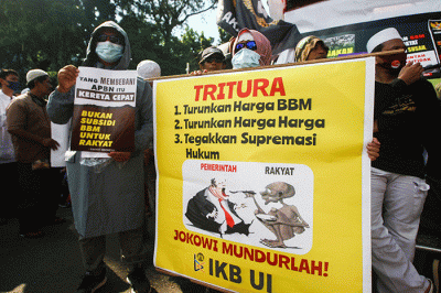 Massa aksi saat menyampaikan orasi seruan menolak kenaikan harga Bahan Bakar Minyak (BBM) di kawasan Patung Kuda, Monas, Jakarta, Senin (12/9/2022).
