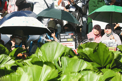 Massa aksi saat menyampaikan orasi seruan menolak kenaikan harga Bahan Bakar Minyak (BBM) di kawasan Patung Kuda, Monas, Jakarta, Senin (12/9/2022).