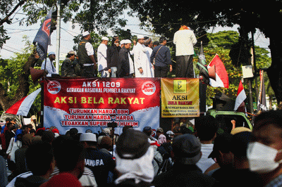 Massa aksi saat menyampaikan orasi seruan menolak kenaikan harga Bahan Bakar Minyak (BBM) di kawasan Patung Kuda, Monas, Jakarta, Senin (12/9/2022).