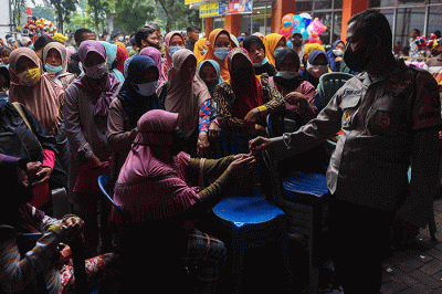 Warga antre mencairkan Bantuan Langsung Tunai Bahan Bakar Minyak (BLT BBM) dan Bantuan Pangan Non Tunai tahun 2022 di Kantor Pos Jalan Merdeka Palembang.