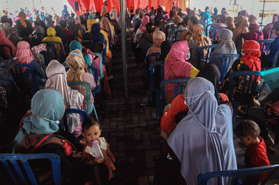 Warga antre mencairkan Bantuan Langsung Tunai Bahan Bakar Minyak (BLT BBM) dan Bantuan Pangan Non Tunai tahun 2022 di Kantor Pos Jalan Merdeka Palembang.