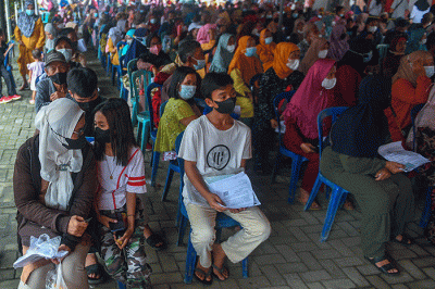 Warga antre mencairkan Bantuan Langsung Tunai Bahan Bakar Minyak (BLT BBM) dan Bantuan Pangan Non Tunai tahun 2022 di Kantor Pos Jalan Merdeka Palembang.