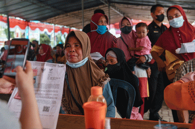 Warga antre mencairkan Bantuan Langsung Tunai Bahan Bakar Minyak (BLT BBM) dan Bantuan Pangan Non Tunai tahun 2022 di Kantor Pos Jalan Merdeka Palembang.