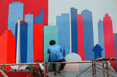 Petugas PPSU membuat mural disalah satu bangunan Kampung Gembira di kawasan Pasar Gembrong, Jakarta Timur, Selasa (13/9/2022).