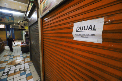 Sejumlah kios terpasang stiker bertuliskan disewakan atau dijual di Pasar Mampamg, Jakarta Selatan, Selasa (13/9/2022).