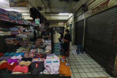 Sejumlah kios terpasang stiker bertuliskan disewakan atau dijual di Pasar Mampamg, Jakarta Selatan, Selasa (13/9/2022).