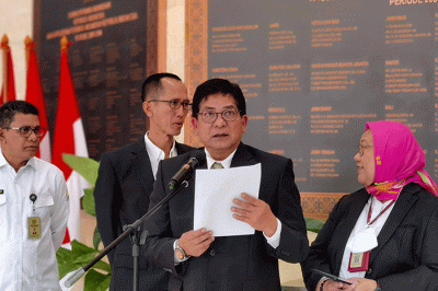 Kepala Biro Protokol Humas dan Media Dewan Perwakilan Daerah Mahyu Darma (kanan) membacakan Kronologis terkait Penggantian Pimpinan MPR Fadel Muhammad.