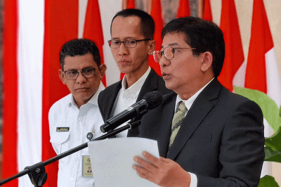 Kepala Biro Protokol Humas dan Media Dewan Perwakilan Daerah Mahyu Darma (kanan) membacakan Kronologis terkait Penggantian Pimpinan MPR Fadel Muhammad.