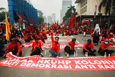 Ratusan massa buruh menggelar aksi demo menolak kenaikan Bahan Bakar Minyak (BBM) di kawasan Patung Kuda, Jakarta, Selasa (13/9/2022).