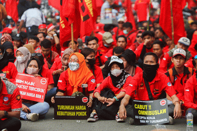 Ratusan massa buruh menggelar aksi demo menolak kenaikan Bahan Bakar Minyak (BBM) di kawasan Patung Kuda, Jakarta, Selasa (13/9/2022).