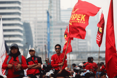 Ratusan massa buruh menggelar aksi demo menolak kenaikan Bahan Bakar Minyak (BBM) di kawasan Patung Kuda, Jakarta, Selasa (13/9/2022).