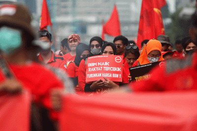 Ratusan massa buruh menggelar aksi demo menolak kenaikan Bahan Bakar Minyak (BBM) di kawasan Patung Kuda, Jakarta, Selasa (13/9/2022).
