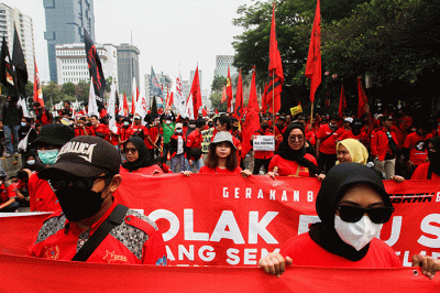 Ratusan massa buruh menggelar aksi demo menolak kenaikan Bahan Bakar Minyak (BBM) di kawasan Patung Kuda, Jakarta, Selasa (13/9/2022).