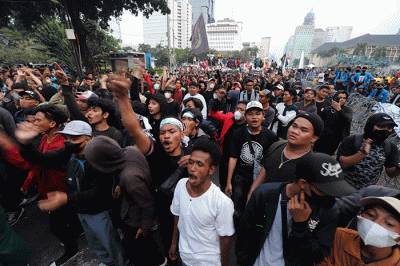 Sejumlah massa aksi menarik kawat berduri saat melakukan aksi unjuk rasa menolak kenaikan harga BBM di kawasan Patung Kuda, Jakarta, Selasa (13/9/2022).