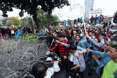 Sejumlah massa aksi menarik kawat berduri saat melakukan aksi unjuk rasa menolak kenaikan harga BBM di kawasan Patung Kuda, Jakarta, Selasa (13/9/2022).