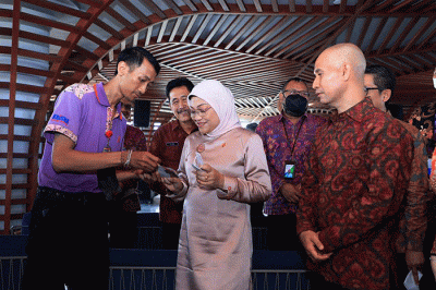 Menteri Ketenagakerjaan Ida Fauziyah kembali meninjau penerima Bantuan Subsidi Upah 2022 bagi pekerja di sektor UKM berlokasi di Krisna, Bali.
