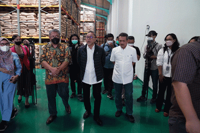 Menteri Perdagangan Zulkifli Hasan saat meninjau PT TK di Sentul, Kabupaten Bogor, Jawa Barat, Rabu (14/9/2022).