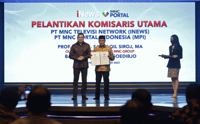 Executive Chairman MNC Group Hary Tanoesoedibjo (kiri) berjabat tangan dengan KH Said Aqil Siradj saat acara pelantikan Komisaris Utama iNews dan MPI.