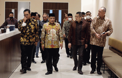 Executive Chairman MNC Group Hary Tanoesoedibjo (kiri) berjabat tangan dengan KH Said Aqil Siradj saat acara pelantikan Komisaris Utama iNews dan MPI.