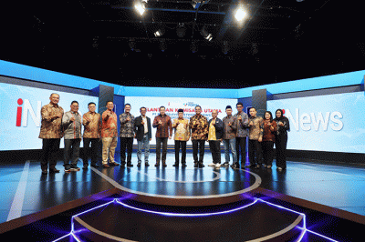 Executive Chairman MNC Group Hary Tanoesoedibjo (kiri) berjabat tangan dengan KH Said Aqil Siradj saat acara pelantikan Komisaris Utama iNews dan MPI.