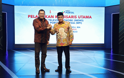 Executive Chairman MNC Group Hary Tanoesoedibjo (kiri) berjabat tangan dengan KH Said Aqil Siradj saat acara pelantikan Komisaris Utama iNews dan MPI.