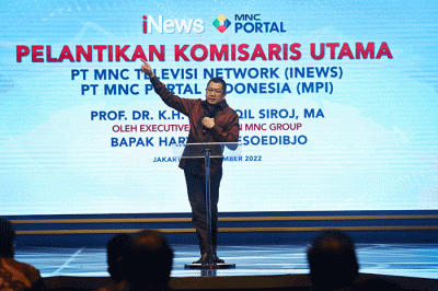 Executive Chairman MNC Group Hary Tanoesoedibjo (kiri) berjabat tangan dengan KH Said Aqil Siradj saat acara pelantikan Komisaris Utama iNews dan MPI.