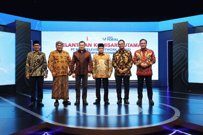 Executive Chairman MNC Group Hary Tanoesoedibjo (kiri) berjabat tangan dengan KH Said Aqil Siradj saat acara pelantikan Komisaris Utama iNews dan MPI.